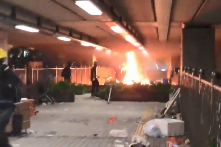 Hong Kong'da protestolarda bir sağlık g&ouml;revlisi ok ile vuruldu