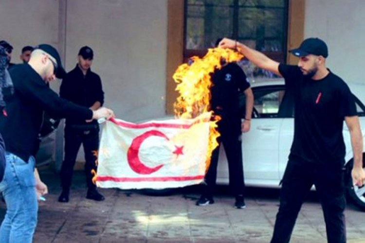 Dışişleri: Kıbrıs Rum tarafında KKTC bayrağının yakılmasını kınıyoruz