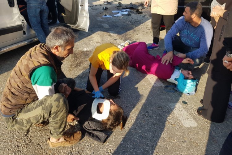 Bursa'da iki araç kafa kafaya çarpıştı: 10 yaralı