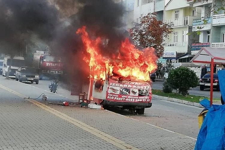 T&uuml;p&uuml; patlayan k&ouml;fte karavanı alev alev yandı