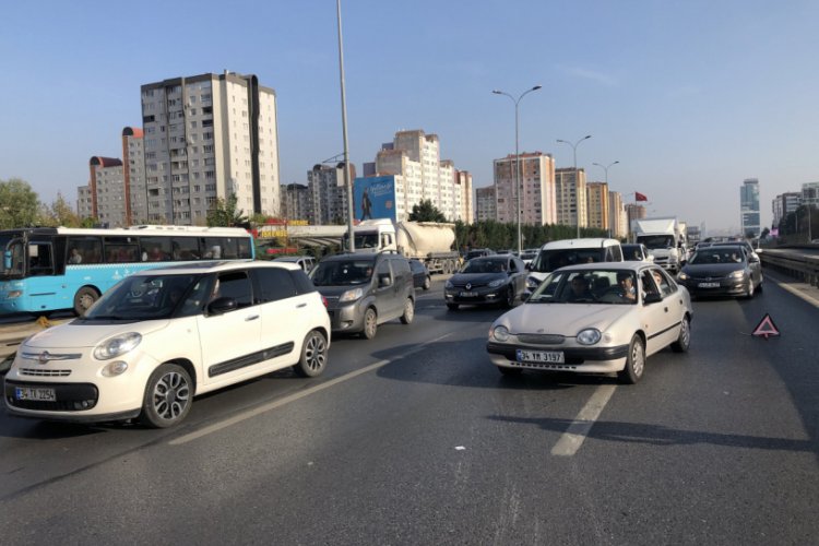 E-5'te zincirleme kazada bir ara&ccedil; takla attı