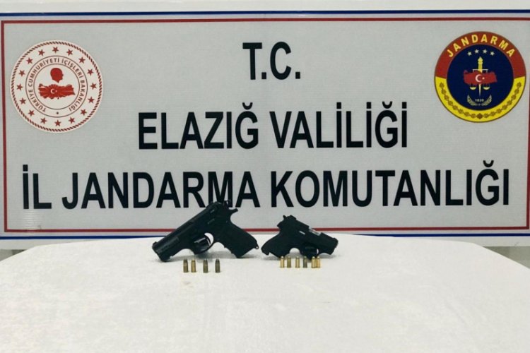 Jandarma 2 şahsı, ruhsatsız tabancaları saklarken yakaladı