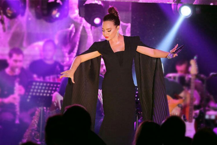 Ebru G&uuml;ndeş'ten muhteşem d&ouml;n&uuml;ş