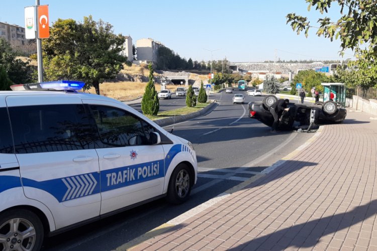 Virajı alamayan otomobil takla attı