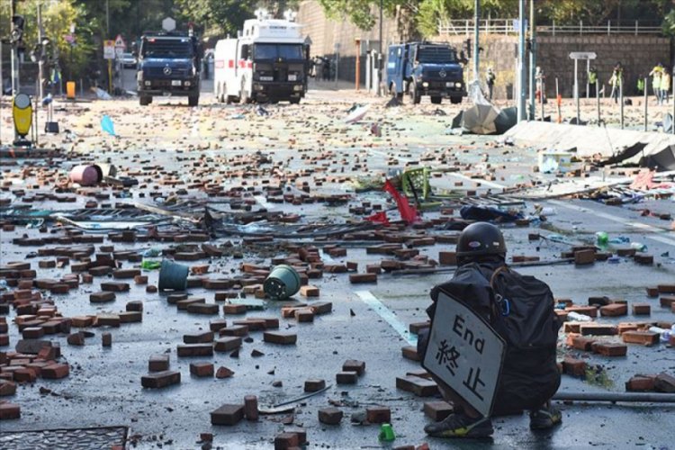 Hong Kong Polytechnic &Uuml;niversitesindeki protestocular g&ouml;zaltına alınıyor