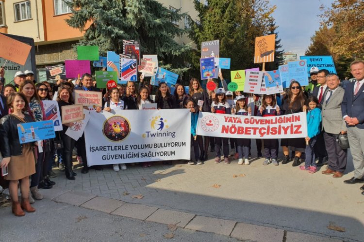 &Ouml;ğrenciler ve &ouml;ğretmenleri yaya &ouml;nceliğine dikkat &ccedil;ekti