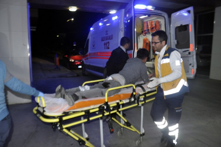 Afgan gen&ccedil;, yolda y&uuml;r&uuml;rken bı&ccedil;aklandı
