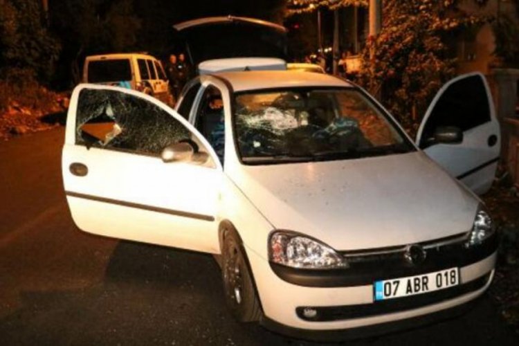Otomobilin camını t&uuml;fekle kırıp, cep telefonunu &ccedil;aldılar
