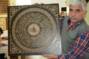 Ağacı yakarak sanat eserine d&ouml;n&uuml;şt&uuml;r&uuml;yor