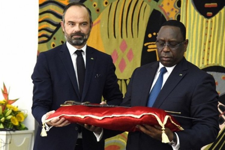 Fransa Senegal'e ait tarihi kılıcı iade etti