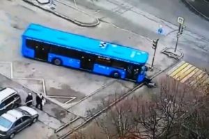 Rusya'da halk otob&uuml;s&uuml; yaşlı kadını ve torununu ezdi