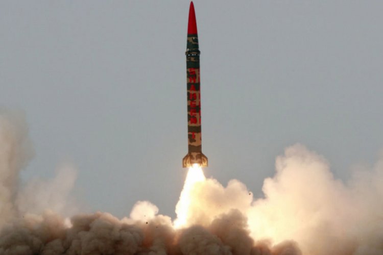 Pakistan n&uuml;kleer kapasiteli f&uuml;zesini test etti