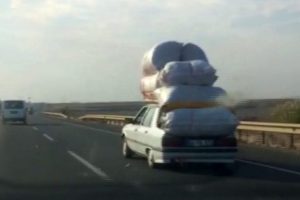 Otomobil &uuml;zerinde kamyonet y&uuml;k&uuml; taşıdılar