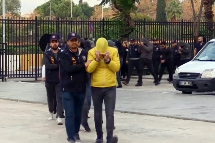 Tatilcileri milyonlarca lira dolandıran ş&uuml;pheliler yakalandı