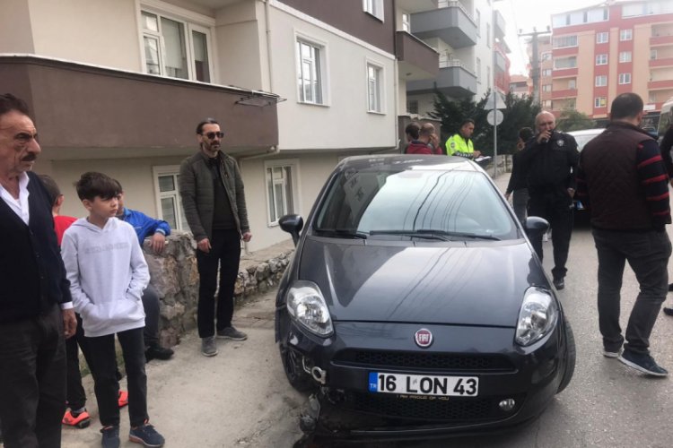 Bursa'da otomobil kaldırımda yürüyen yayaya çarptı