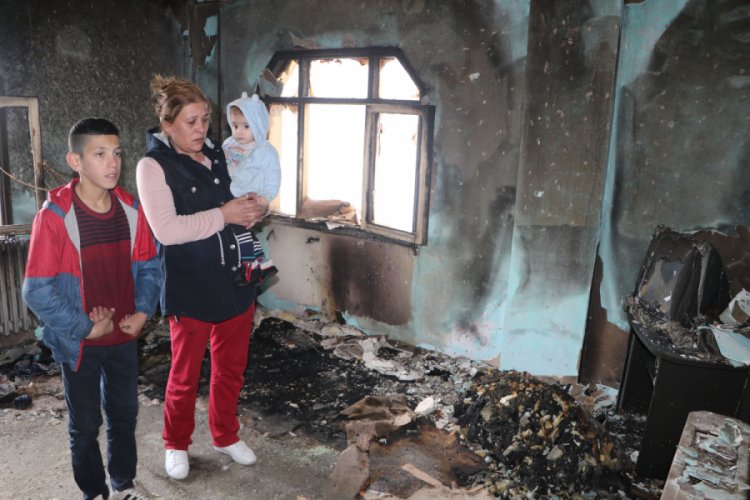 Yangın &ccedil;ıkan evdeki 4 &ccedil;ocuk komşuları tarafından kurtarıldı