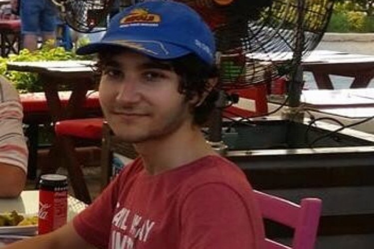 &Ccedil;atıdan d&uuml;şen gen&ccedil; hastanede verdiği yaşam savaşını kaybetti