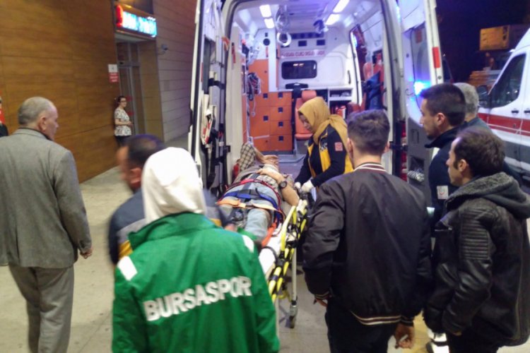 Bursa'da kamyonet trakt&ouml;re &ccedil;arptı: 2 yaralı