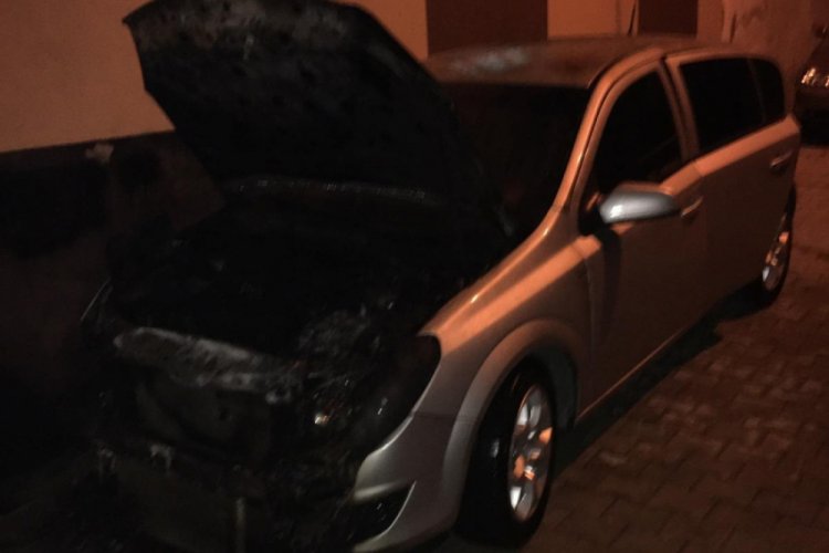 Otomobili &uuml;zerine benzin d&ouml;k&uuml;p yaktılar