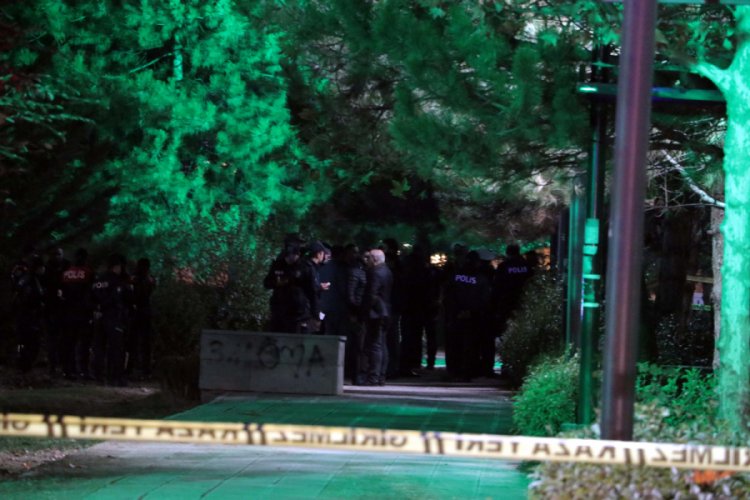 Ankara'da birliğinden firar edip havaya ateş a&ccedil;an asker, kendini vurdu