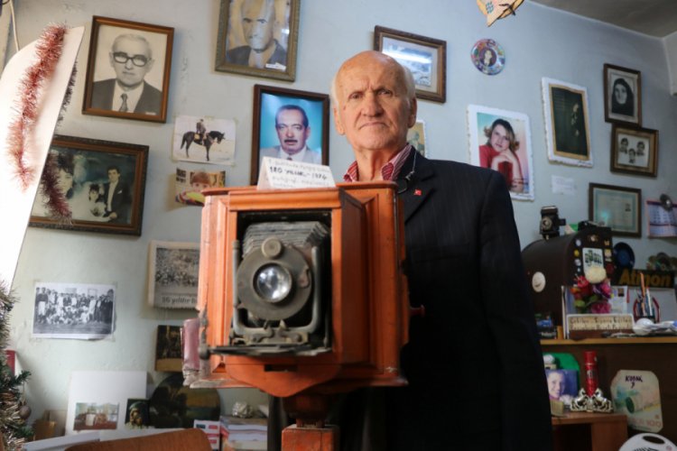 64 yıllık fotoğraf&ccedil;ının iş yeri m&uuml;ze gibi