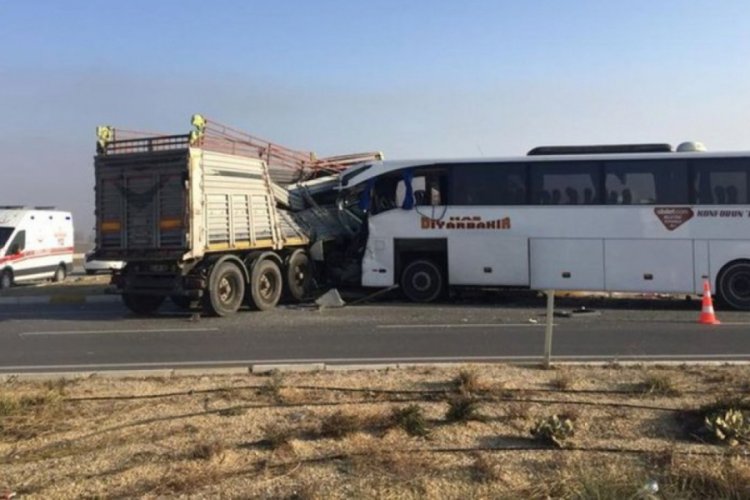 Yolcu otob&uuml;s&uuml; TIR'la &ccedil;arpıştı! &Ouml;l&uuml; ve yaralılar var