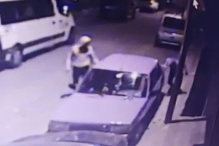 Ş&uuml;phelilerin otomobillere zarar verme anları kamerada