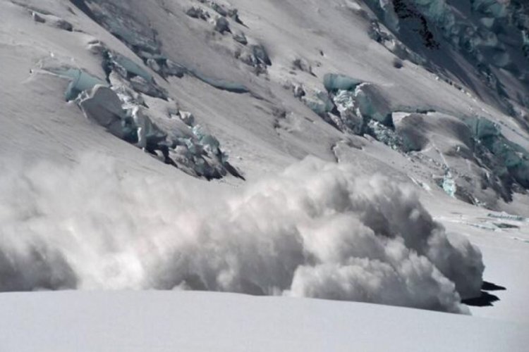 Himalayalar'da &ccedil;ığ d&uuml;şt&uuml;: 6 &ouml;l&uuml;