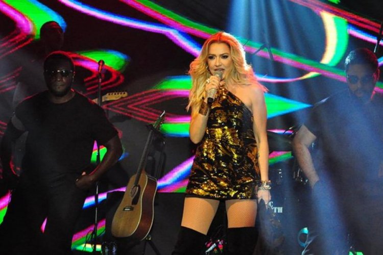 Hadise: Salak değilim