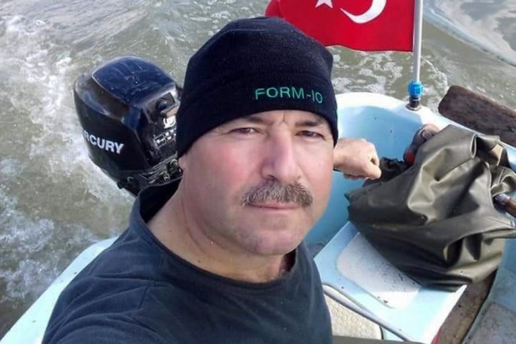 Otomobil ile &ccedil;arpışan motosikletin s&uuml;r&uuml;c&uuml;s&uuml; &ouml;ld&uuml;