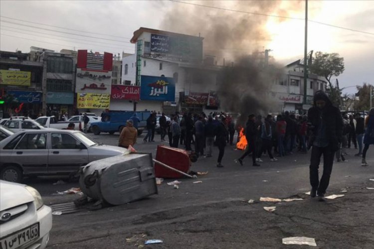 İran'daki g&ouml;sterilerde Devrim Muhafızları ve milis g&uuml;&ccedil;lerden 3 kişi &ouml;ld&uuml;