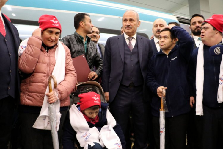 Bakan Turhan, 20 &ouml;zel gereksinimli kişiyi YHT ile Eskişehir'e uğurladı