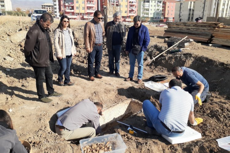 Yol &ccedil;alışması sırasında 2 bin yıllık lahit bulundu