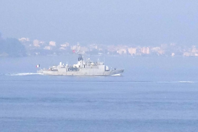 Fransız savaş gemisi &Ccedil;anakkale Boğazı'ndan ge&ccedil;ti