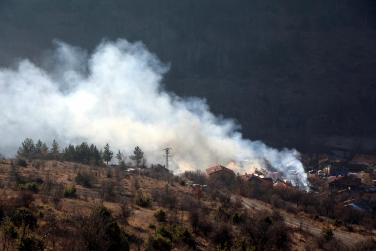 Bolu'da 4 ev, 7 samanlık ve 3 ahır yandı