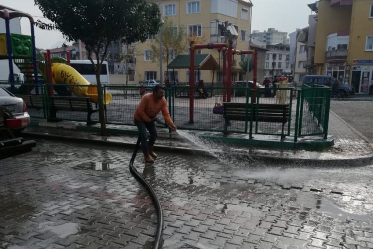 Bursa Gemlik'te sokaklar yıkanmaya devam ediyor