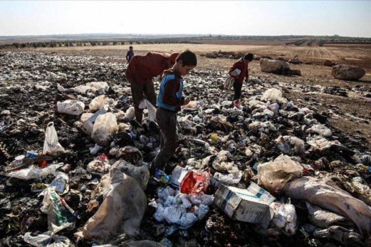 İdlibli &ccedil;ocuklar ekmeklerini &ccedil;&ouml;pten &ccedil;ıkarıyor