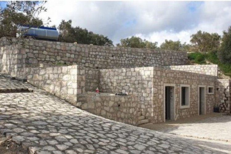 Karaburun'da sit alanındaki yapının yıkımına başlandı