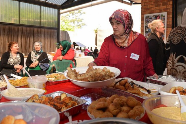 Tatil i&ccedil;in gittiği Bali Adası'nda yardıma muhta&ccedil;ların annesi oldu