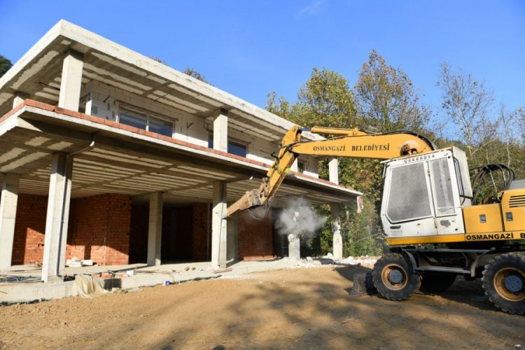 Bursa'da ka&ccedil;ak inşaat yerle bir edildi