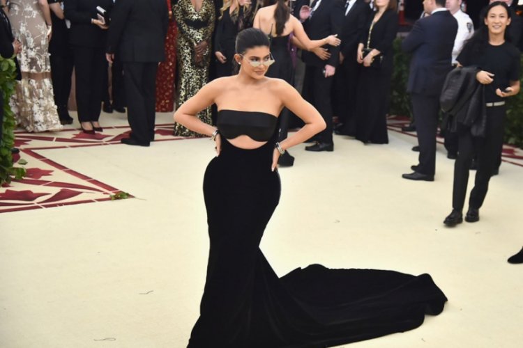 Kylie Jenner, Kylie Cosmetics'in %51'lik hissesini sattı