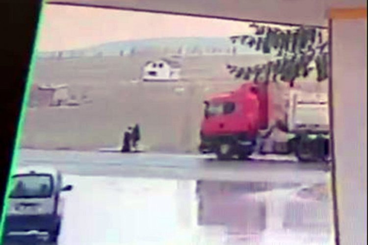 A&ccedil;ık unutulan kamyon kasası kapağının &ccedil;arptığı kadın &ouml;ld&uuml;
