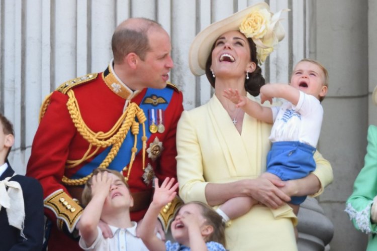 Kate Middleton, k&uuml;&ccedil;&uuml;k oğlu Prens Louis ile m&uuml;zik dersinde