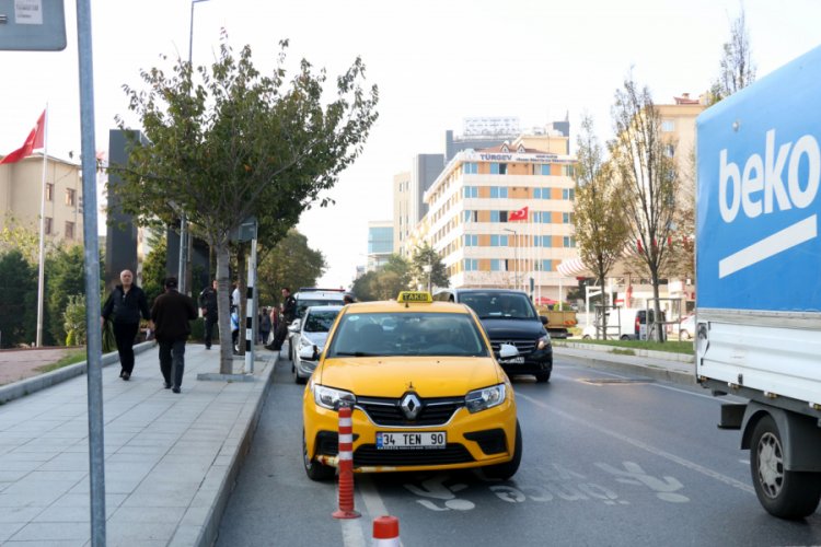 Kaldırımda taksi beklerken motosiklet &ccedil;arptı