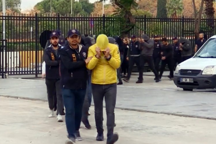 Tatilcileri milyonlarca lira dolandıran 9 kişi tutuklandı