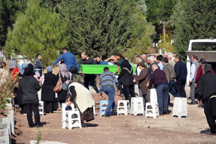 Polis kardeşinin &ouml;ld&uuml;rd&uuml;ğ&uuml; Ebru &Ouml;zt&uuml;rk, toprağa verildi