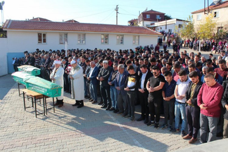 Sobadan zehirlenen &ccedil;ift ve torunları Hasret toprağa verildi
