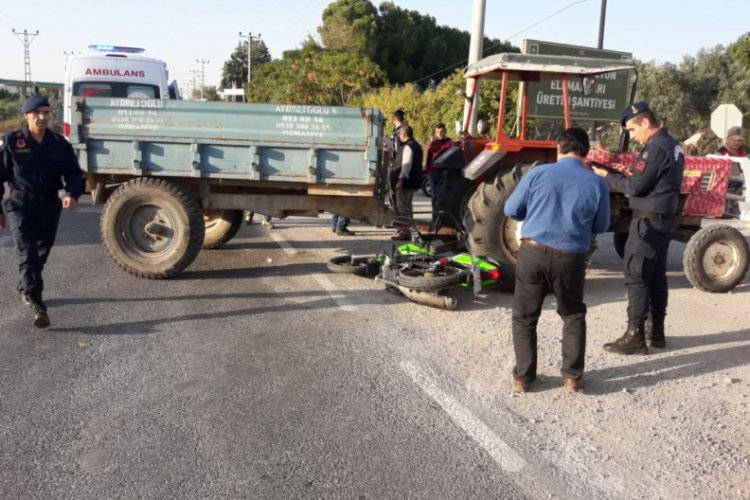 Motosiklet ile trakt&ouml;r &ccedil;arpıştı: 2 yaralı