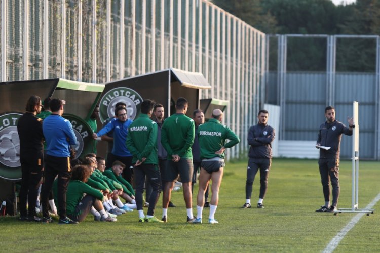 Bursaspor Teknik Direkt&ouml;r&uuml; Koşukavak: "Taktiksel detayları sahaya yansıtırsak kazanacağımıza inanıyorum"