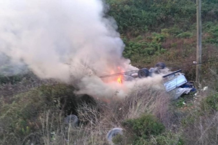 U&ccedil;uruma yuvarlanıp yanan kamyonetten sağ &ccedil;ıktı